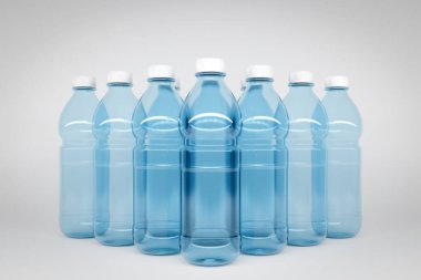 1,5 litre büyüklüğünde şeffaf plastik şişelerin 3 boyutlu modeli. Şişeler, beyaz izole bir zemin üzerinde simetrik olarak simetrik bir şekilde dururlar.