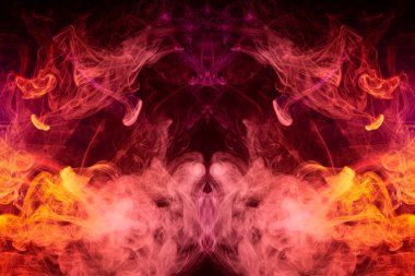 Zehirli renkli duman hareketi siyah arka planda soyut, yangın tasarımı. Kafatası, canavar, ejderha şeklindeki kırmızı ve pembe duman bulutları izole edilmiş bir grupta.