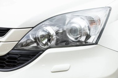 Novosibirsk / Rusya Mayıs 02 2020: Honda CR-V, modern araba ksenon lambasına yakın çekim. Dış detay  