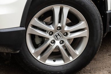 Novosibirsk / Rusya Mayıs 02 2020: Honda CR-V, alüminyum alaşım tekerli yakın çekimli araba tekerleği ve yeni yol lastikleri 