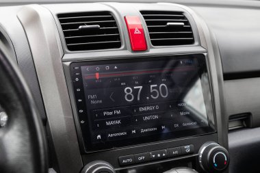Novosibirsk / Rusya Mayıs 02 2020: Honda CR-V, radyo, oyuncu ve kontrol düğmeleri olan siyah paneli kapatın 