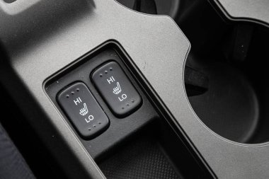 Novosibirsk / Rusya Mayıs 02 2020: Honda CR-V, araç panelinde siyah koltuk ısıtma düğmeleri, marka yok 