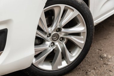 Novosibirsk / Rusya Mayıs 02 2020: Citroen C4, alüminyum alaşım tekerli yakın çekimli araba tekerleği ve yeni yol lastikleri 
