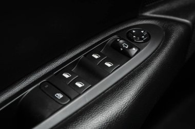 Novosibirsk / Rusya Mayıs 02 2020: Citroen C4, modern otomobilin iç mimarisi. Yan kapı düğmeleri: pencere, ayna ayarlama düğmeleri, kapı kilidi. Araba içeride. 