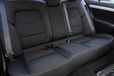 Novosibirsk / Rusya Mayıs 02 2020: Citroen C4, konfor arabası içeride. Arabanın içi temiz: siyah arka koltuklar, başlıklar ve kemer. 