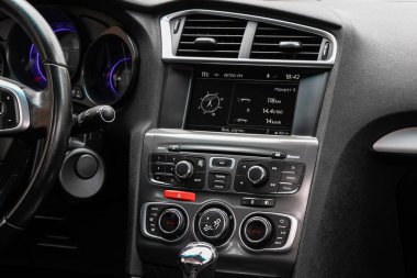 Novosibirsk / Rusya Mayıs 02 2020: Citroen C4, merkezi kontrol paneline yakın çekim, müzik ve radyo ile izleme, havalandırma, klima, oyuncu 