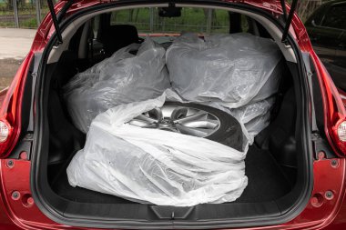 Novosibirsk / Rusya Mayıs 02 2020: Nissan Juke, bagajın yakın çekimi, far, tampon, ön görüş. Modern bir arabanın dışı. 