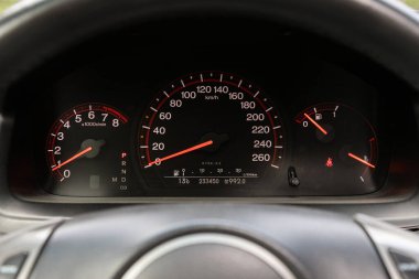 Novosibirsk / Rusya 2 Mayıs 2020: Honda Accord, Kilometre, kilometre sayacı, takometre, yakıt seviyesi, akaryakıt seviyesi ile Enstrüman otomobil panelini kapat