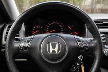 Novosibirsk / Rusya Mayıs 02 2020: Honda Accord, Auto Interior: Kırmızı logo Mitsubishi ve hız göstergesi ve taktik ölçer
