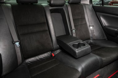 Novosibirsk / Rusya Mayıs 02 2020: Honda Accord, Comfort Car in inside. Arabanın içi temiz: siyah arka koltuklar, başlıklar ve kemer. 