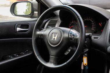 Novosibirsk / Rusya Mayıs 02 2020: Honda Accord, Auto Interior: Kırmızı logo Mitsubishi ve hız göstergesi ve taktik ölçer