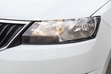Novosibirsk / Rusya Mayıs 02 2020: Skoda Rapid, modern araba ksenon lambasına yakın. Dış detay  