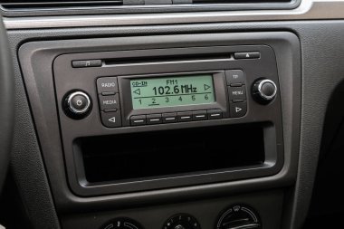 Novosibirsk / Rusya Mayıs 02 2020: Skoda Rapid, radyo, oyuncu ve kontrol düğmeleri olan siyah paneli kapatın 