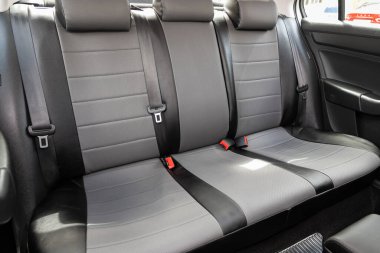 Novosibirsk / Rusya Mayıs 02 2020: Skoda Rapid, Comfort Car in inside. Arabanın içi temiz: siyah arka koltuklar, başlıklar ve kemer. 