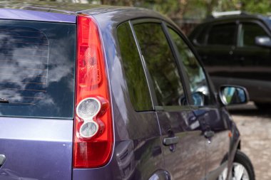 Novosibirsk / Rusya Mayıs 02 2020: Ford Fiesta, modern araba ksenon lambasının arka lambası. Dış detay  