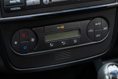 Novosibirsk / Rusya Mayıs 02 2020: Ford Fiesta, klima düğmeleri ile klima kontrol görüşlü Alet Otomotiv Panelini kapatın - modern otomobilin detayları ve kontrolleri 