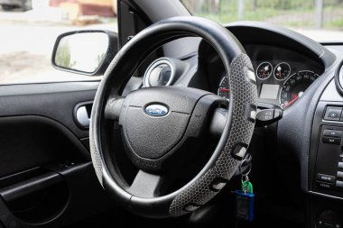 Novosibirsk / Rusya Mayıs 02 2020: Ford Fiesta, Auto Interior: Kırmızı logolu direksiyon Mitsubishi ve hız göstergesi ve taktik ölçer