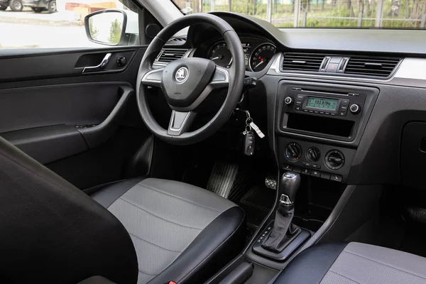 Novosibirsk Ryssland Maj 2020 Skoda Rapid Närbild Instrumentbräda Spelare Ratt — Stockfoto