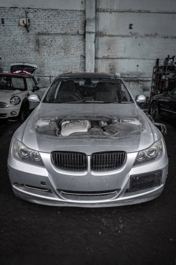 Garajda parçalanmış eski bir araba. İçten yanmalı motor, araba parçaları, ayrıştırma. Jankyar ayrıştırılıyor