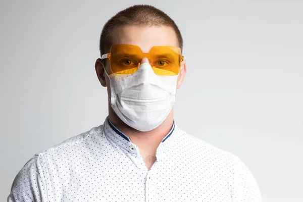 Pracovník Mužské Kanceláře Polokošili Lékařské Masce Jasných Slunečních Brýlích Bílém — Stock fotografie