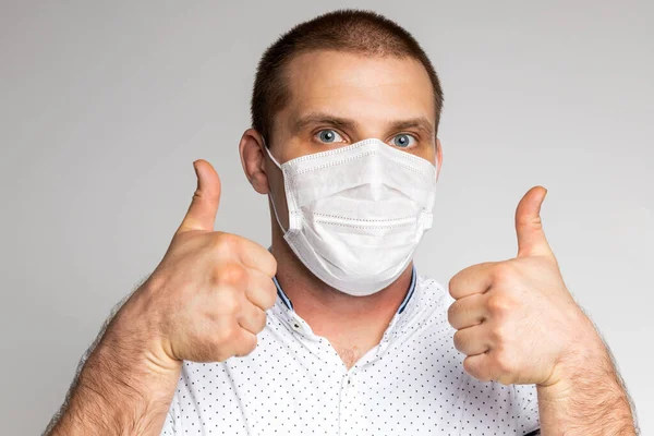 Trabalhador Escritório Masculino Camisa Pólo Máscara Médica Fundo Isolado Branco — Fotografia de Stock