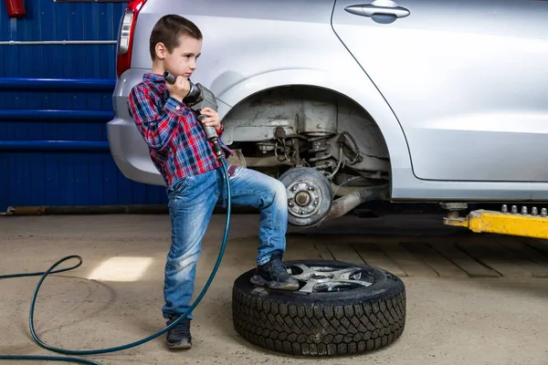 Ein Kleiner Junge Ein Junger Autoarbeiter Macht Der Garage Einer — Stockfoto
