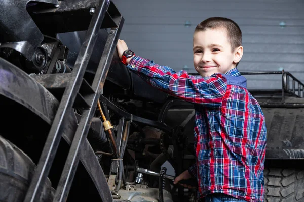 Little Boy Young Auto Mechanist Cheerfully Dreams — Stock Photo, Image
