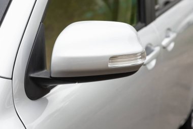 Novosibirsk / Rusya Mayıs 02 2020: Toyota Sienta, bir arabanın yan aynası. Dış detay 