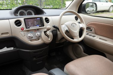 Novosibirsk / Rusya Mayıs 02 2020: Toyota Sienta, gösterge paneli, oyuncu, direksiyon, gaz kolu, düğmeler, koltuklar.  