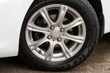 Novosibirsk / Rusya Mayıs 02 2020: Hyundai Solaris, karayolu üzerindeki alaşım tekerleğine yakın çekim 