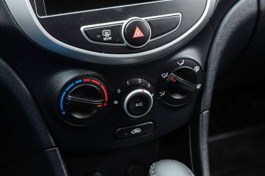 Novosibirsk / Rusya 02 Mayıs 2020: Hyundai Solaris, klima düğmeli siyah detay, bir arabanın içindeki sıcaklık hakkında bilgi içeren gösterge paneli. 