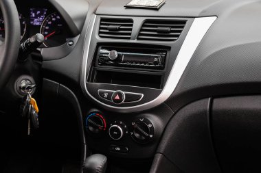 Novosibirsk / Rusya Mayıs 02 2020: Hyundai Solaris, merkezi kontrol paneline yakın çekim, müzik ve radyoyla izleme, havalandırma, klima, oyuncu 