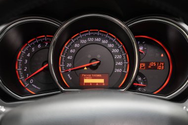 Novosibirsk / Rusya 2 Mayıs 2020: Nissan Murano, yuvarlak hız göstergesi, 105 bin kilometrelik menzili, takometre, far sembolü