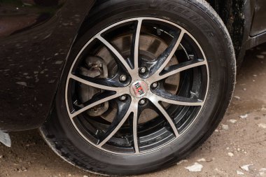 Novosibirsk / Rusya Mayıs 02 2020: Renault Koleos, karayolu üzerindeki alaşım çarkına yakın çekim 