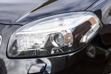 Novosibirsk / Rusya Mayıs 02 2020: Renault Koleos, modern siyah araba ksenon lamba farları. Detaylar yeni arabanın ışıklarını kapatıyor. Dış detay  
