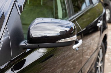 Novosibirsk / Rusya Mayıs 02 2020: Renault Koleos, yakın plan bir arabanın yan aynası. Dış detay 