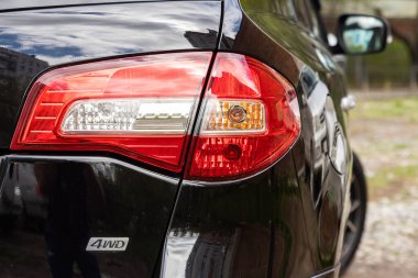 Novosibirsk / Rusya Mayıs 02 2020: Renault Koleos, modern siyah araba ksenon lamba arka lambası. Detaylar yeni arabanın ışıklarını kapatıyor. Dış detay  