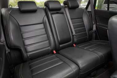 Novosibirsk / Rusya Mayıs 02 2020: Renault Koleos, siyah derili yolcular için arka koltuk. Rahat vagon içeride. 