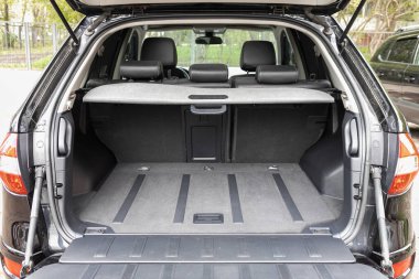Novosibirsk / Rusya Mayıs 02 2020: Renault Koleos, bagajı açık bir arabanın arka görüntüsü. Modern bir arabanın dışı.