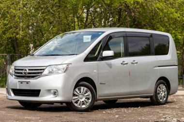 Novosibirsk / Rusya Mayıs 02 2020: Gümüş Nissan Serena, ön manzara. Novosibirsk 'te bir otoparkta Japonya' da yapılmış 7 koltuklu modern minivan.