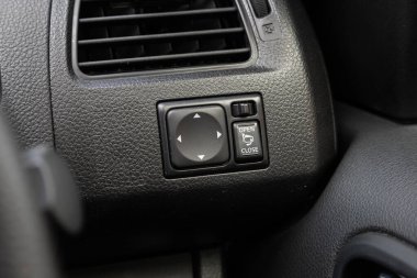 Novosibirsk / Rusya Mayıs 02 2020: Nissan Serena, düğmelere yakın çekim: yan ayna ayarlama düğmeleri. modern araba iç mimarisi