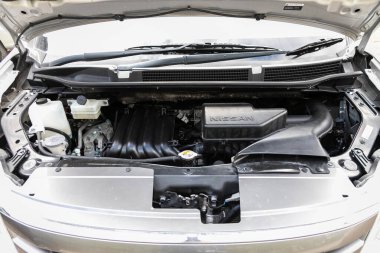 Novosibirsk / Rusya Mayıs 02 2020: Nissan Serena, temiz bir motor bloğunun kapatılması, İçten yanmalı motor