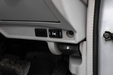 Novosibirsk / Rusya Mayıs 02 2020: Nissan Presage, park sonar düğmelerine yakın çekim. Arabanın otomatik vites kutusu, arabanın içi.