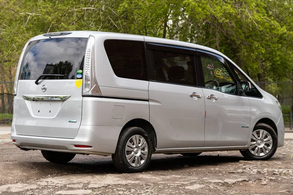 Nowosibirsk Russland Mai 2020 Silberner Nissan Serena Rückansicht Moderner Siebensitziger — Stockfoto