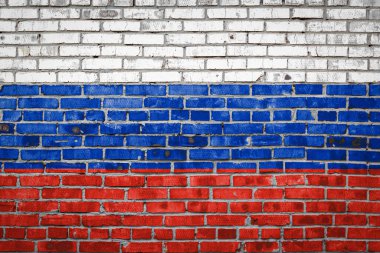 Rusya 'nın ulusal bayrağı eski bir tuğla duvarda boya renkleriyle tasvir ediliyor. Tuğla duvar arka planında bayrak pankartı.