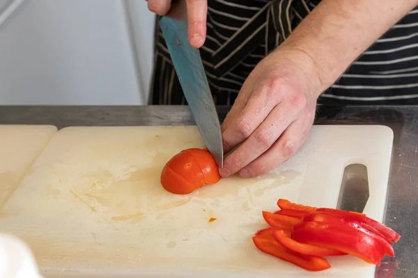 Покрокова Приготування Їжі Чоловік Фартусі Розрізає Червоний Перець Ножем Дерев — стокове фото