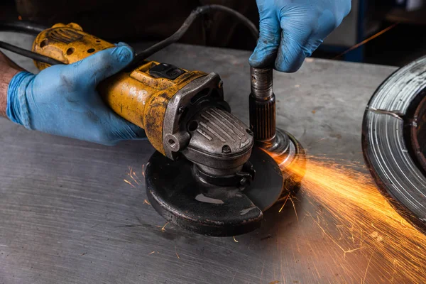 Joven Soldador Una Amoladora Guantes Azules Metal Una Amoladora Angular —  Fotos de Stock