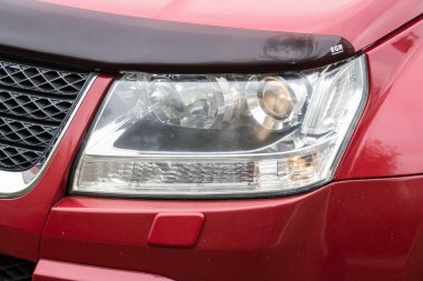 Novosibirsk / Rusya Mayıs 02 2020: Suzuki Grand Vitara, modern bir arabanın parlayan farları. Dış detay  