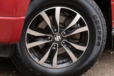 Novosibirsk / Rusya Mayıs 02 2020: Suzuki Grand Vitara, Alaşımlı tekerlekli araba tekerleği ve yakın çekimde yeni lastik. Tekerlek ayarlama diski