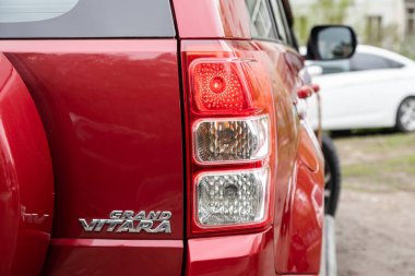 Novosibirsk / Rusya Mayıs 02 2020: Suzuki Grand Vitara, modern bir arabanın parlayan arka lambası. Dış detay . 